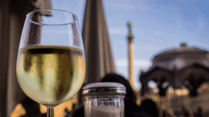 cmg_symbolbilder_ - 2025-08-18T135035.262 Glas Wein mit Blick auf den Schlossplatz, Stuttgart (über HunterBliss)