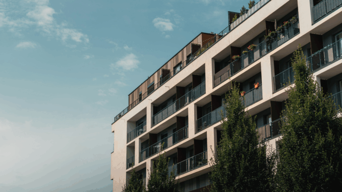 Mehrfamilienhaus (über Lukas Kosc)