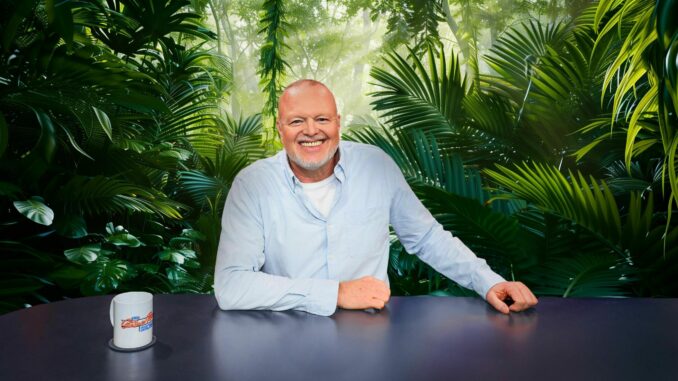 Stefan Raab (über RTL / Raab Entertainment / Willi Weber / Hintergrund KI-generiert)