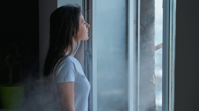 Frau lüftet Wohnung (über TryMyBest)