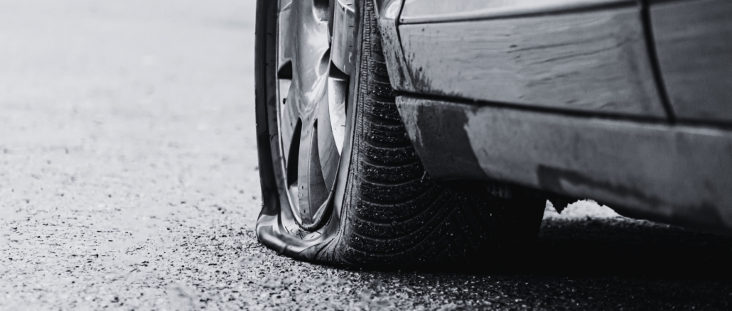 Reifen geplatzt – was jetzt? Wichtige Schritte im Ernstfall