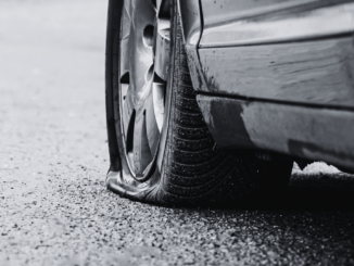 Reifen geplatzt – was jetzt? Wichtige Schritte im Ernstfall