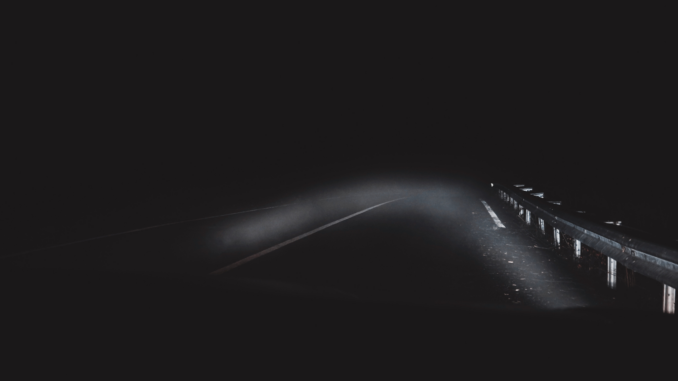 Autobahn bei Nacht (über Burak The Weekender)