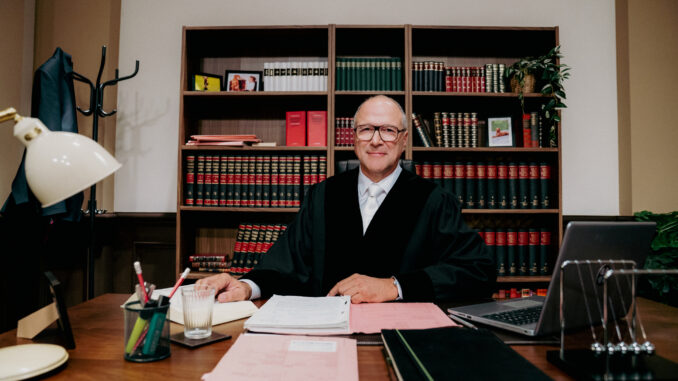 „Der Prozess seines Lebens“: Richter Hold kehrt bei SAT.1 zurück