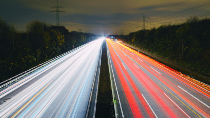 Stau auf der Autobahn: Was erlaubt ist – und was teuer werden kann